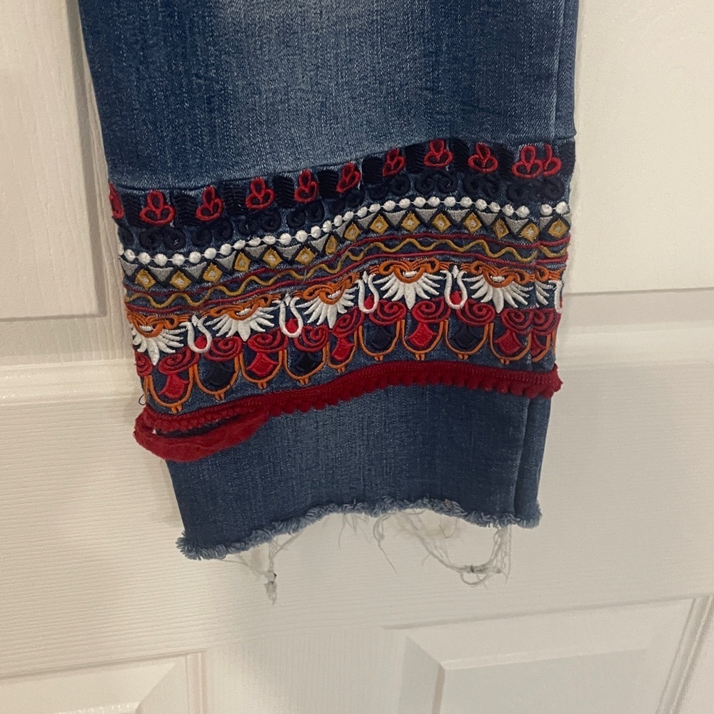 Elliott Lauren Blue Cropped Jeans with embellished Red Embroidery in size 8 - Picture 8 of 9